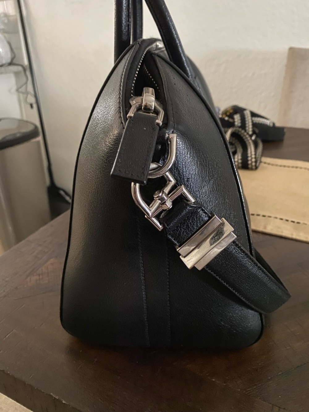 Authentic Givenchy Antigona Medium - Picture 10 of 16